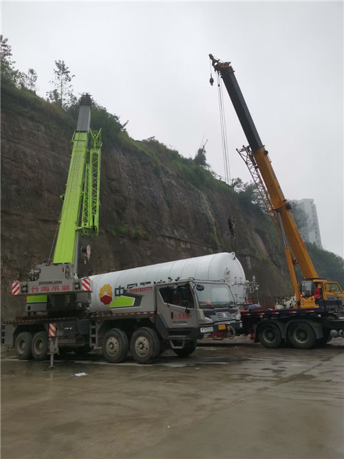 重庆市“不怕风雨冻”—— 吊车的 “恶劣环境适应” 技术